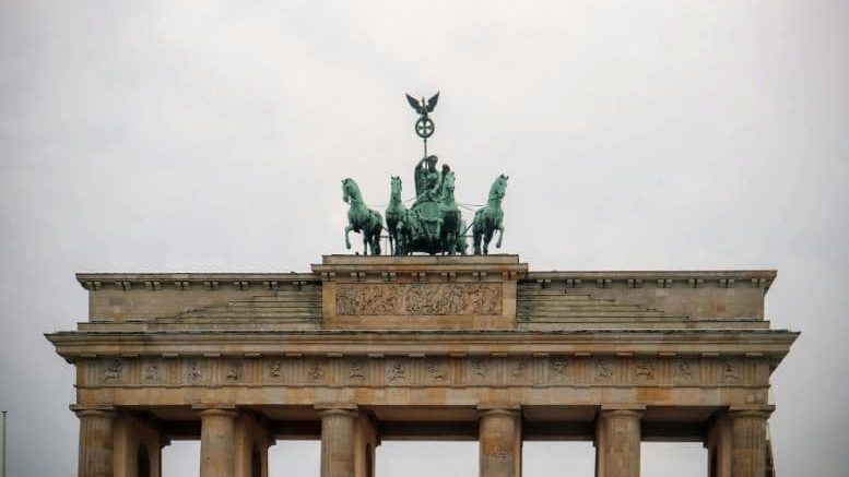 Brandenburgertor vor dunklen Wolken/ Volksparteien am Ende