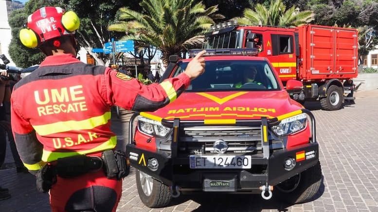 Einsatzkräfte mit ihren Fahrzeugen/ Vulkanausbruch Übung Teneriffa VOLCANEX 2026
