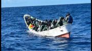 Flüchtlingsboot vor El Hierro/ Migration El Hierro Cayuco