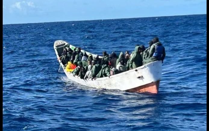 Flüchtlingsboot vor El Hierro/ Migration El Hierro Cayuco
