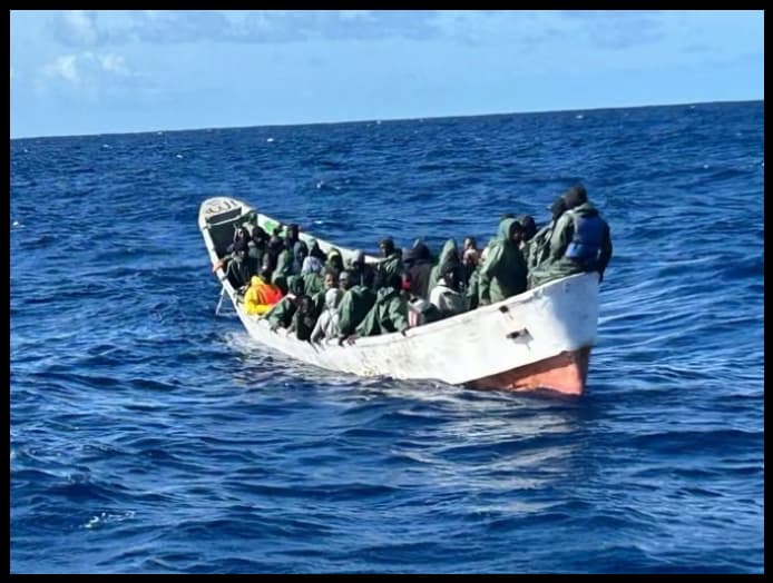 Flüchtlingsboot vor El Hierro/ Migration El Hierro Cayuco