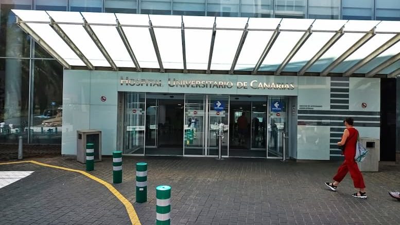 Hauptportal des Hospital Universitario de Canarias HUC/ Krank sein La Palma Uniklinik Tenerife