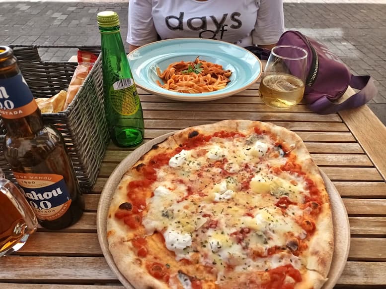 Blick auf Pasta und Pizza/ 