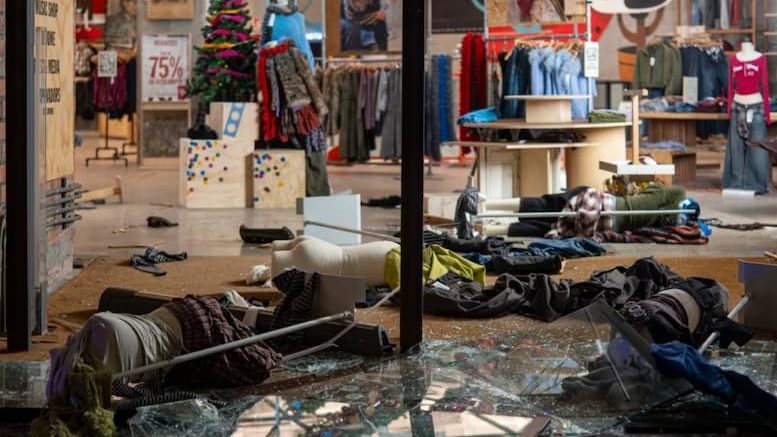 Zerstörtes Geschäft/ Hintergründe Blocus Krawalle Teneriffa